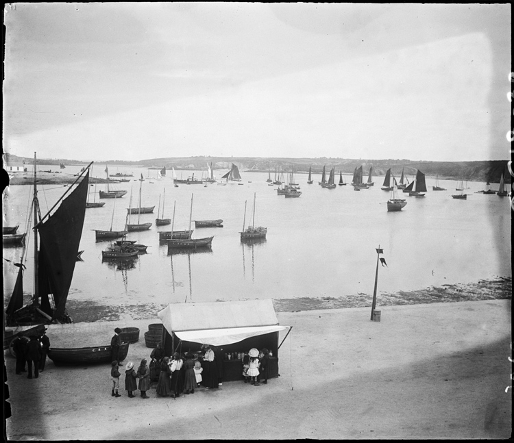 La flottille de Douarnenez [Personnes assemblées autour d’un stand sur la plage]
