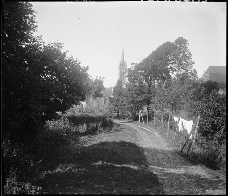 [Vue sur le clocher depuis] le chemin du calvaire