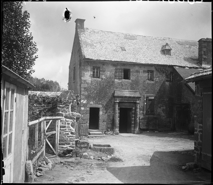 Une vieille maison [Entrée à entablement soutenu par deux piliers massifs]