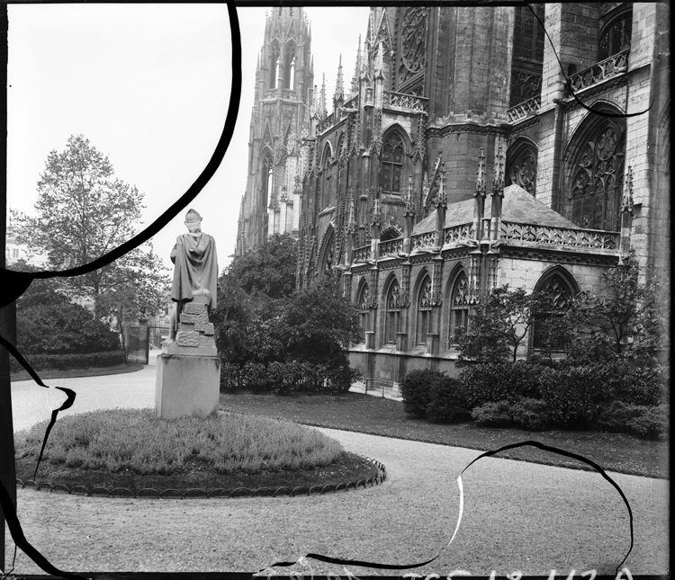 Façade sud de l’église abbatiale prise depuis le square, la statue de Rollon de dos