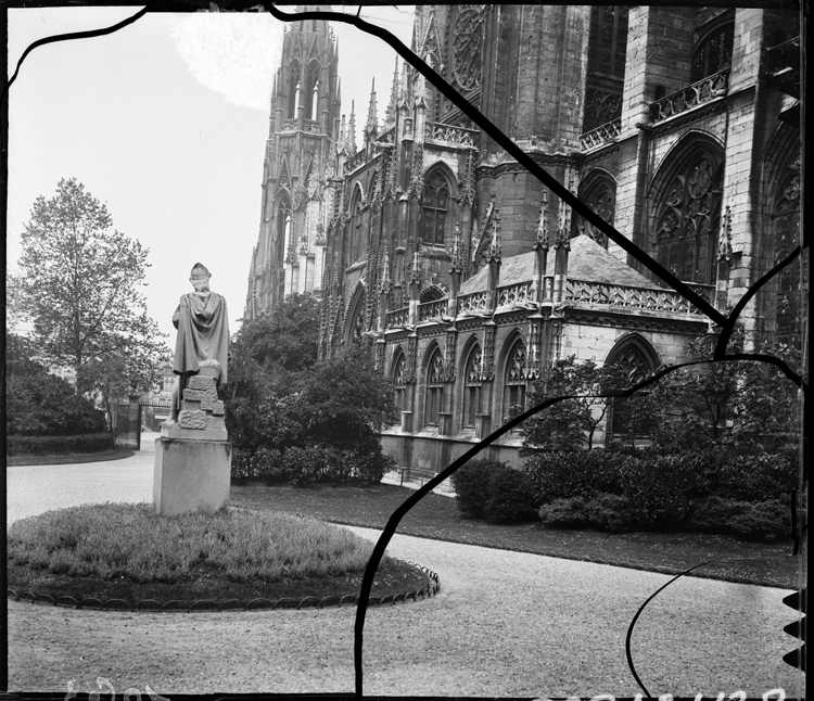 Façade sud de l’église abbatiale prise depuis le square, la statue de Rollon de dos