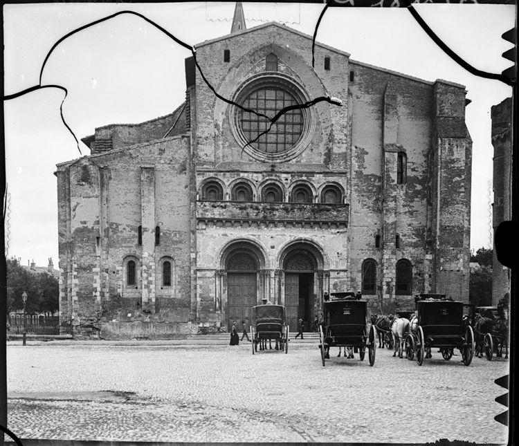 Calèches garées devant la façade ouest