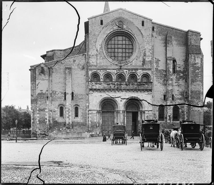 Calèches garées devant la façade ouest