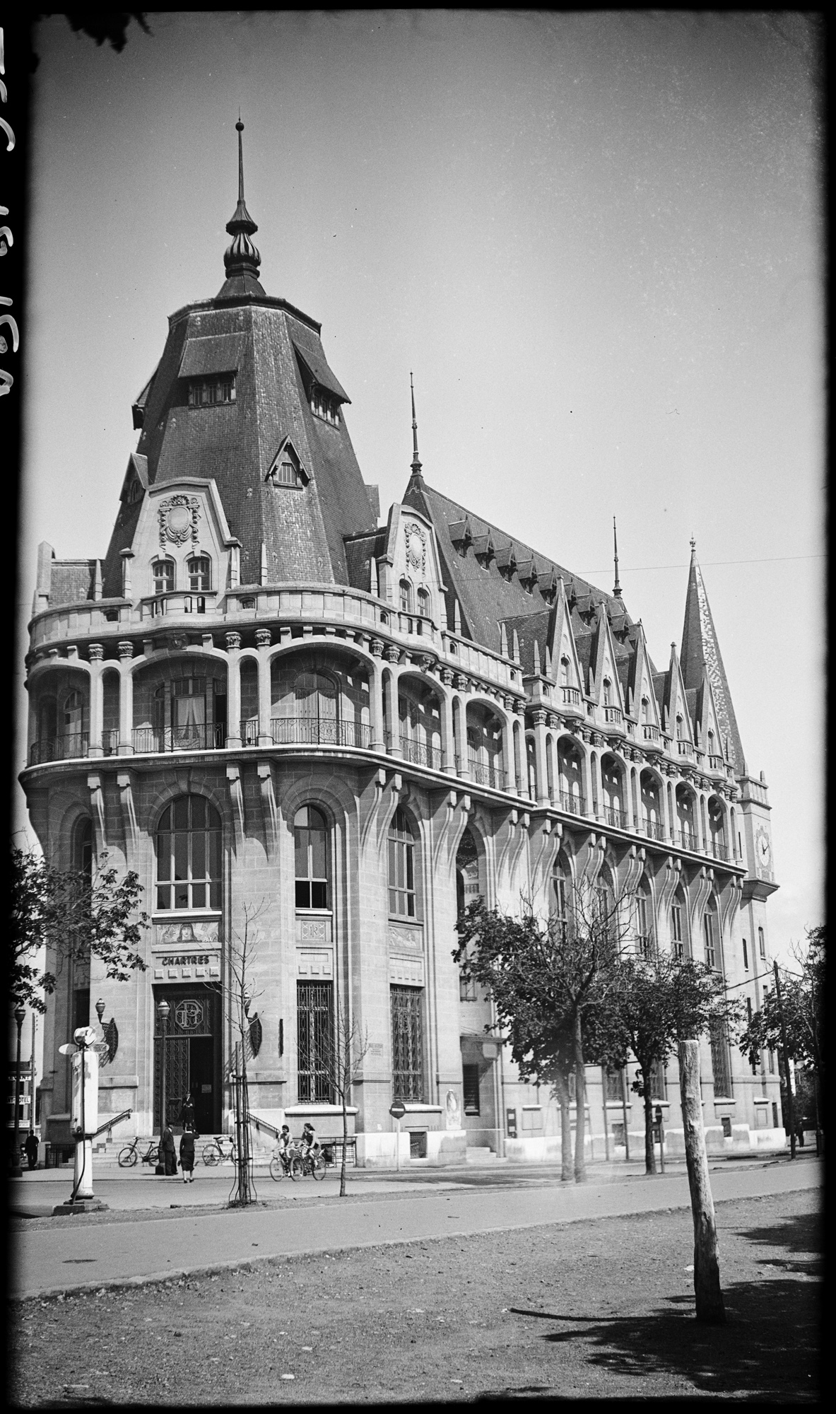 Façade de l’entrée principale, place des Épars