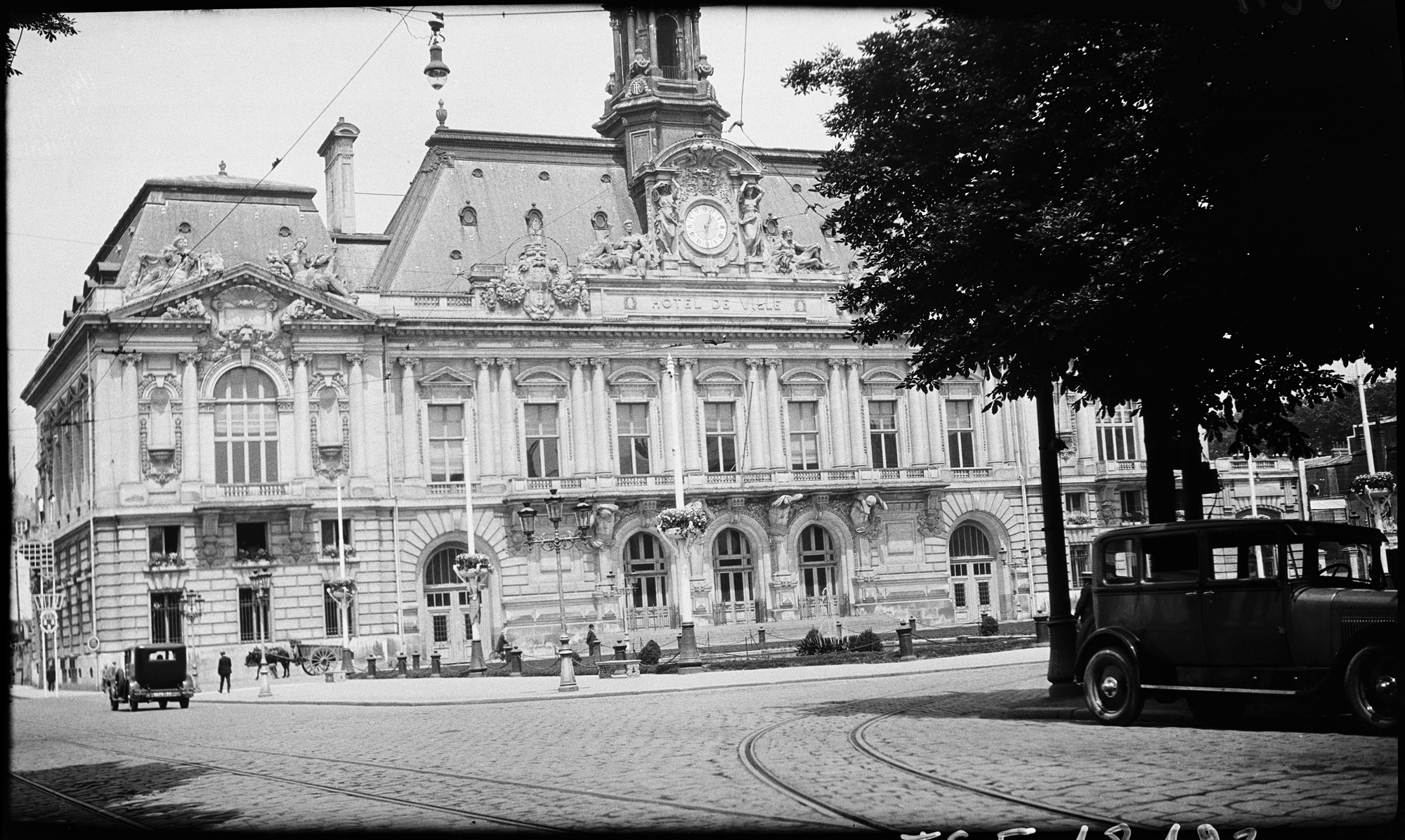 Façade sur la place