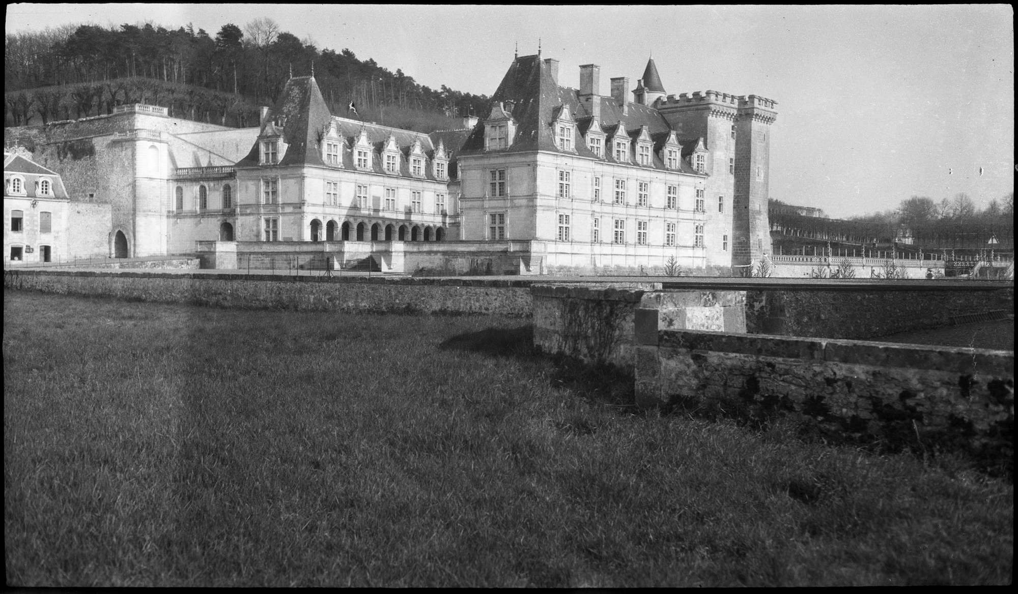 Façade vue depuis les terrasses côté rue Principale