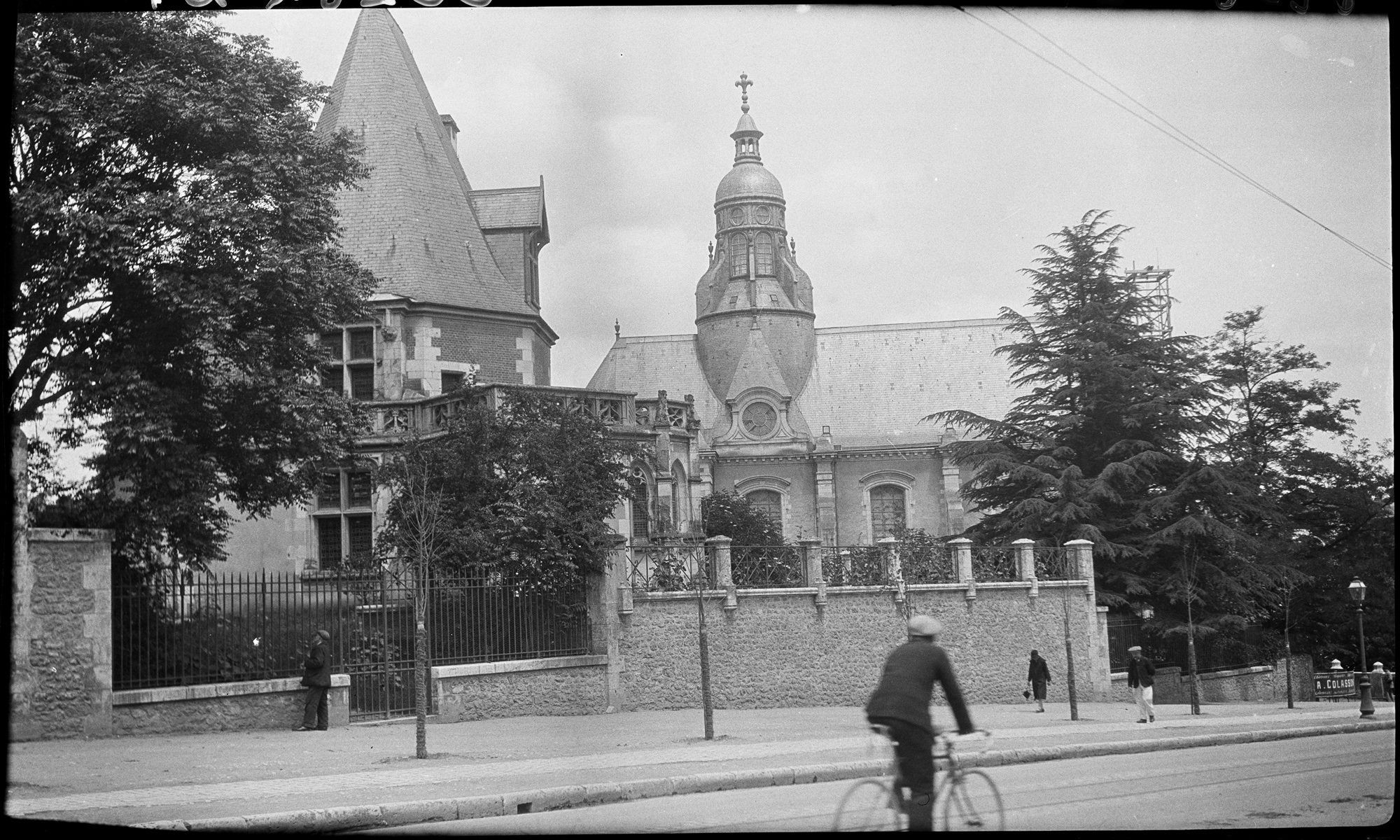 Vue partielle sur le pavillon avec, en arrière-plan, la façade nord de l’église