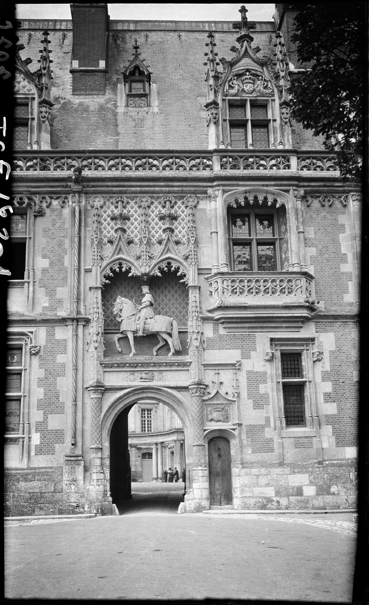 Entrée de l’aile Louis XII, présentant la statue équestre du roi