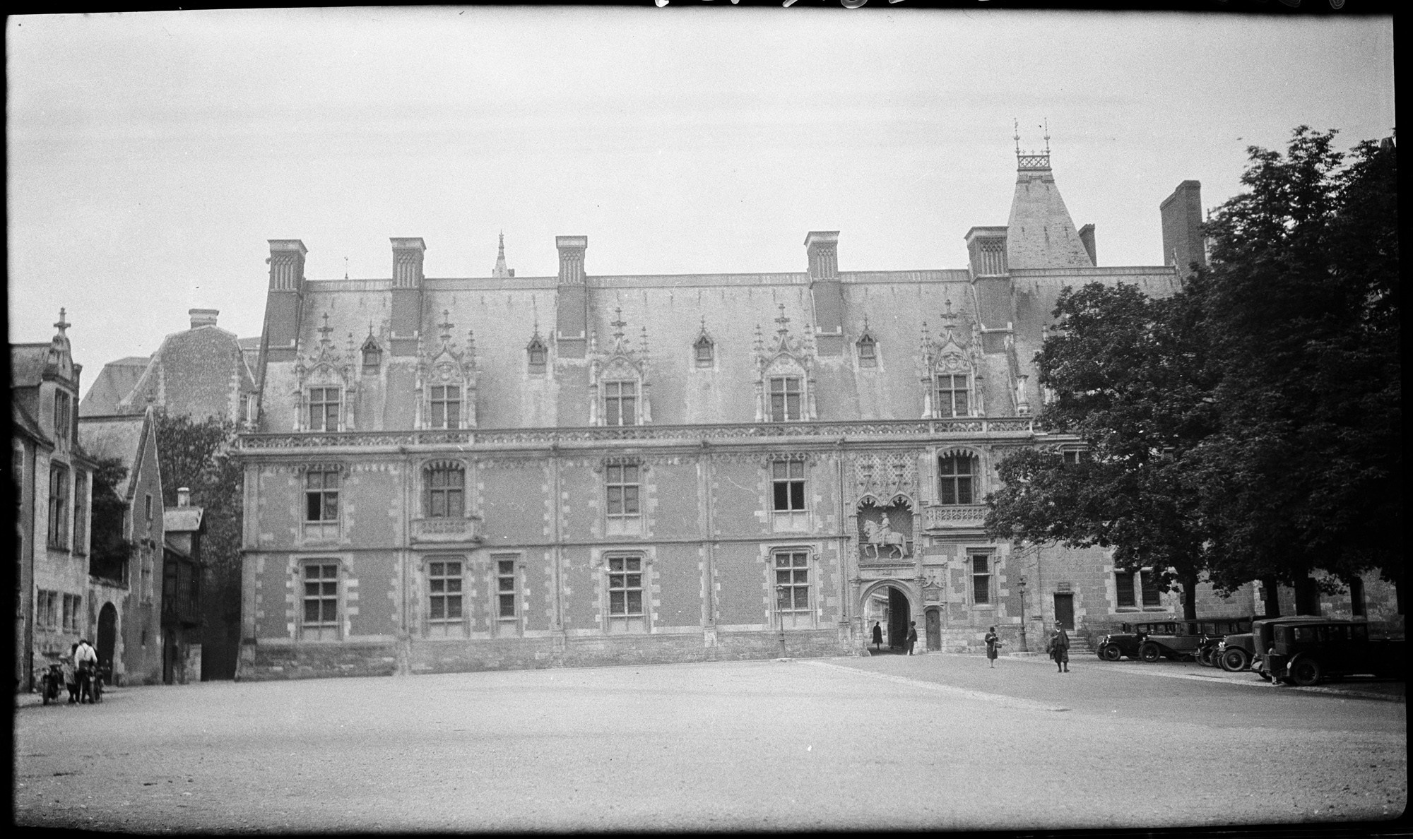 Aile Louix XII : façade sur rue et son entrée surmontée de la statue équestre