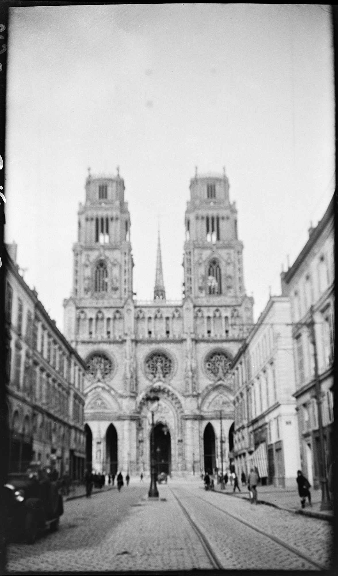 Perspective sur la façade ouest depuis la rue Jeanne-d’Arc