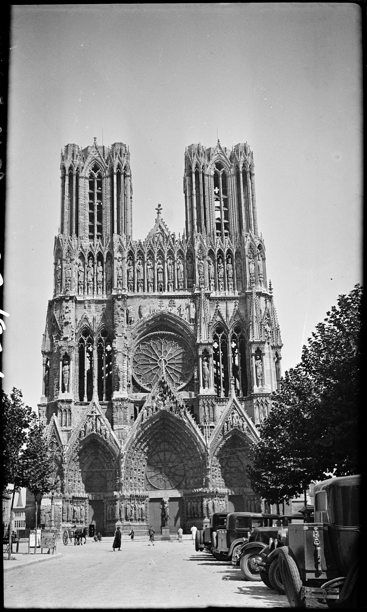 Perspective sur la façade ouest depuis la rue Rockefeller