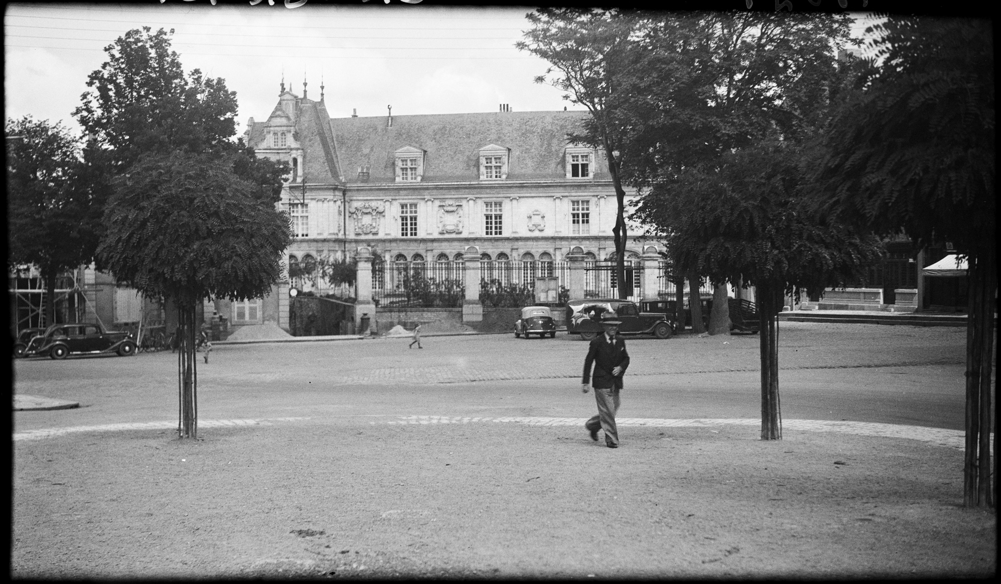 Façade sur la place