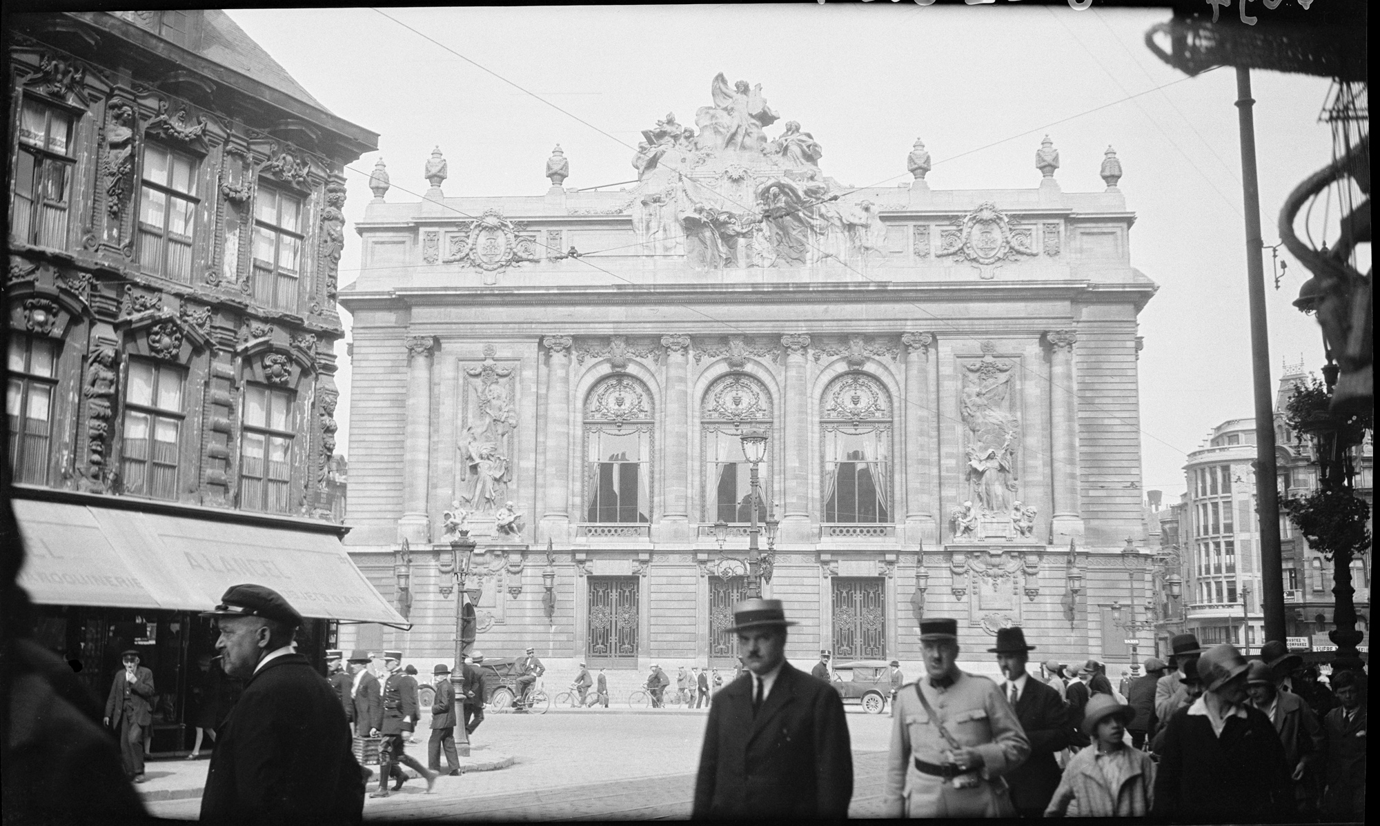 Façade sur la place