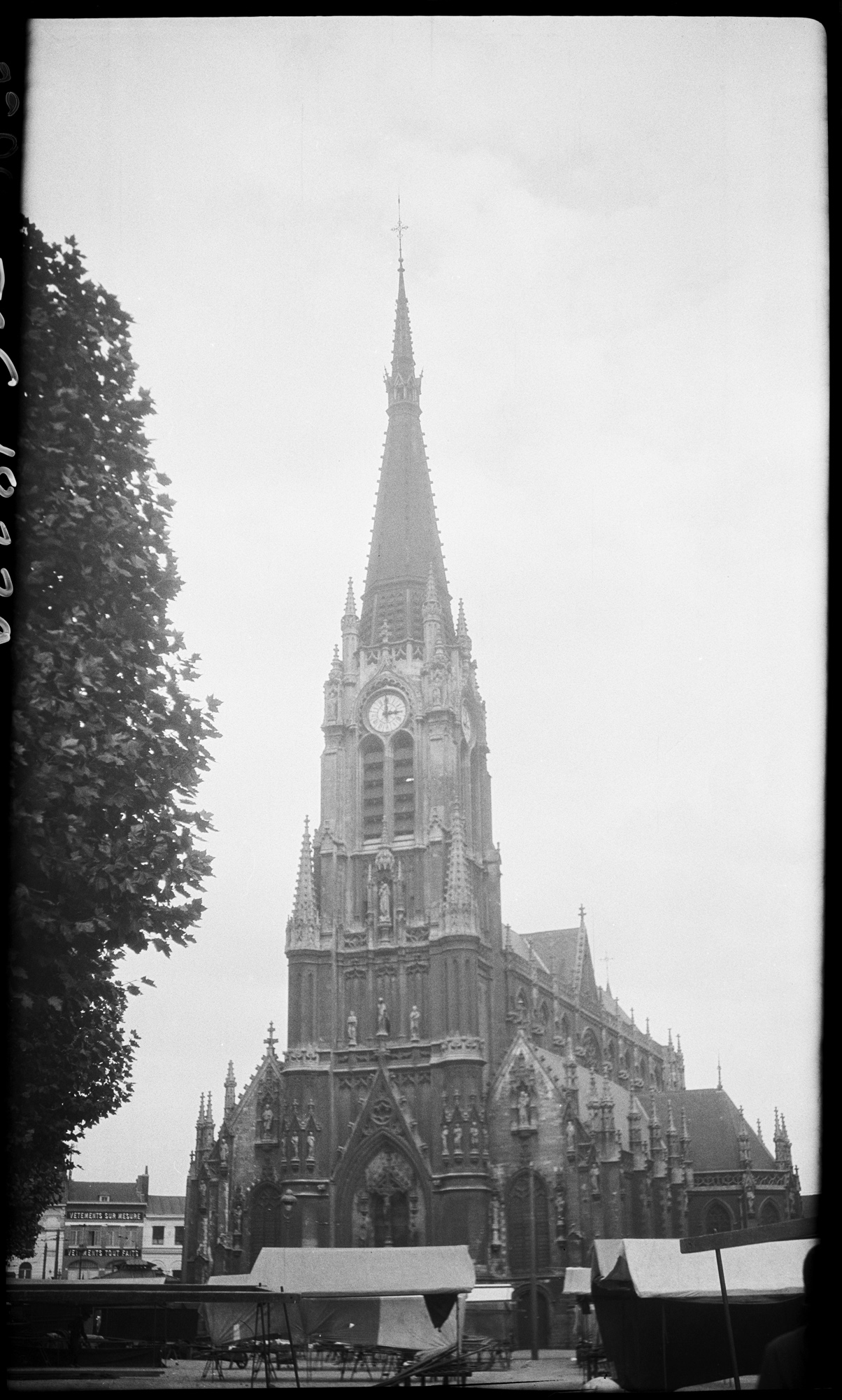 Façade ouest et stands