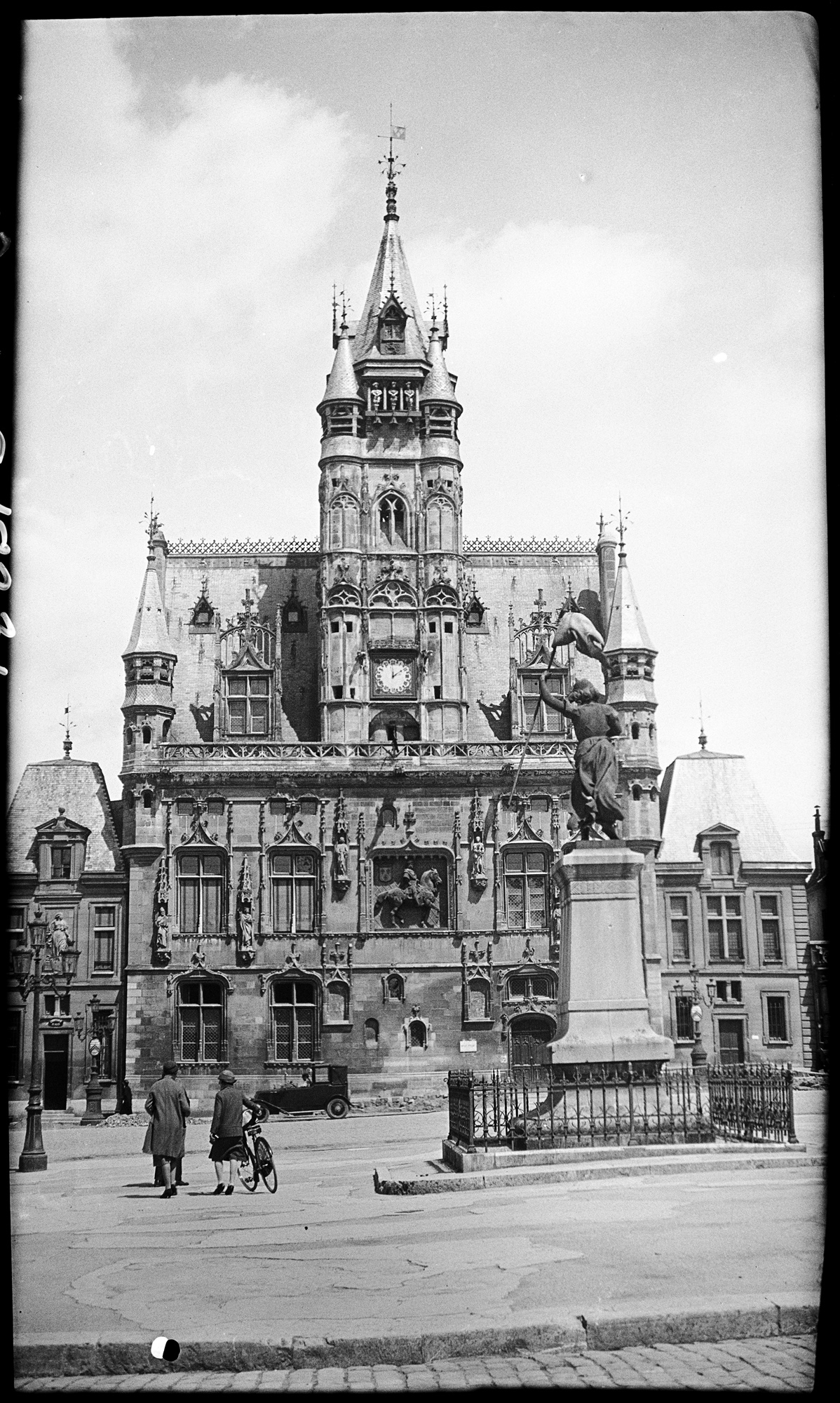 Façade sur la place, le monument à Jeanne d’Arc au premier plan