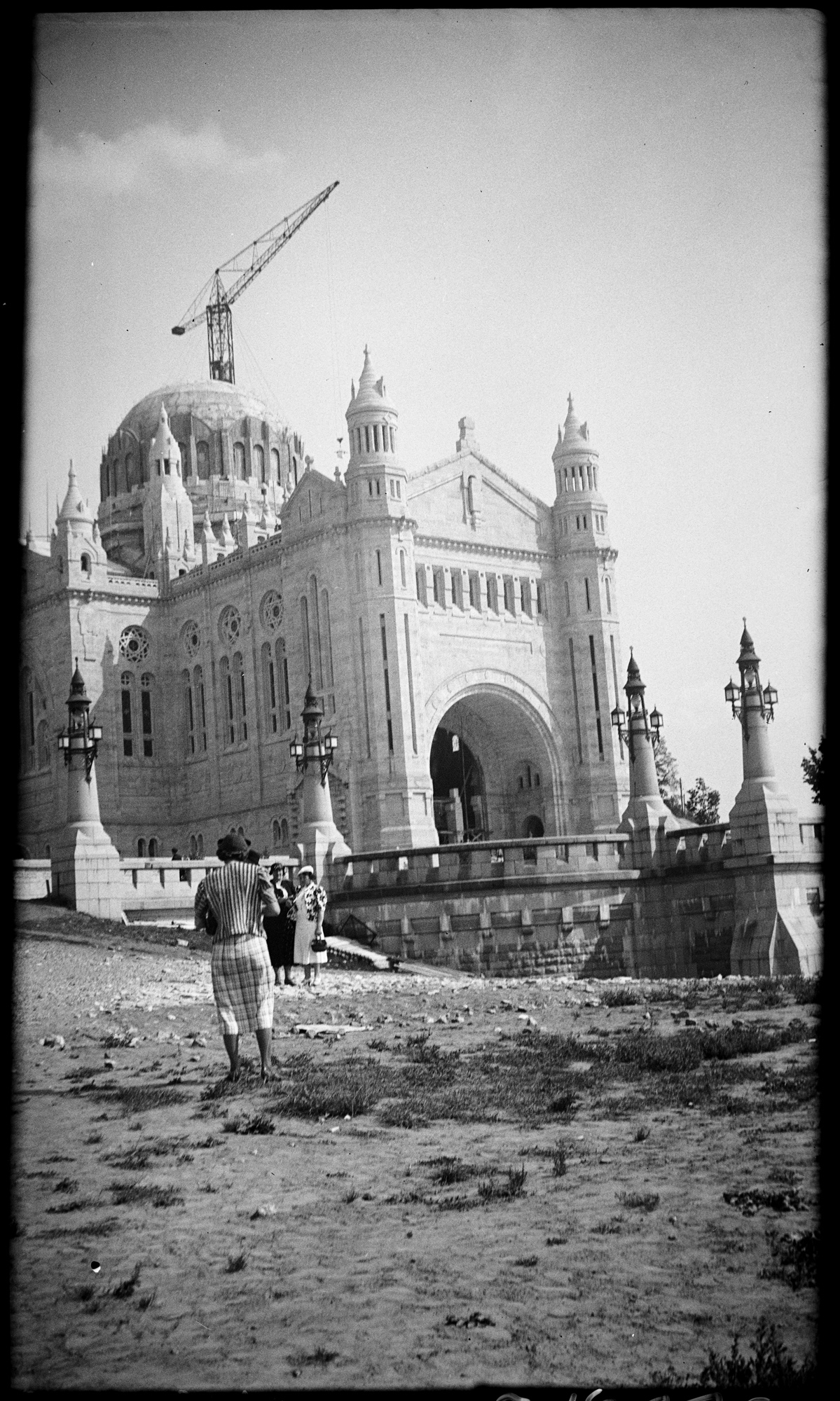 Promeneuse de dos, regardant l’entrée de la basilique