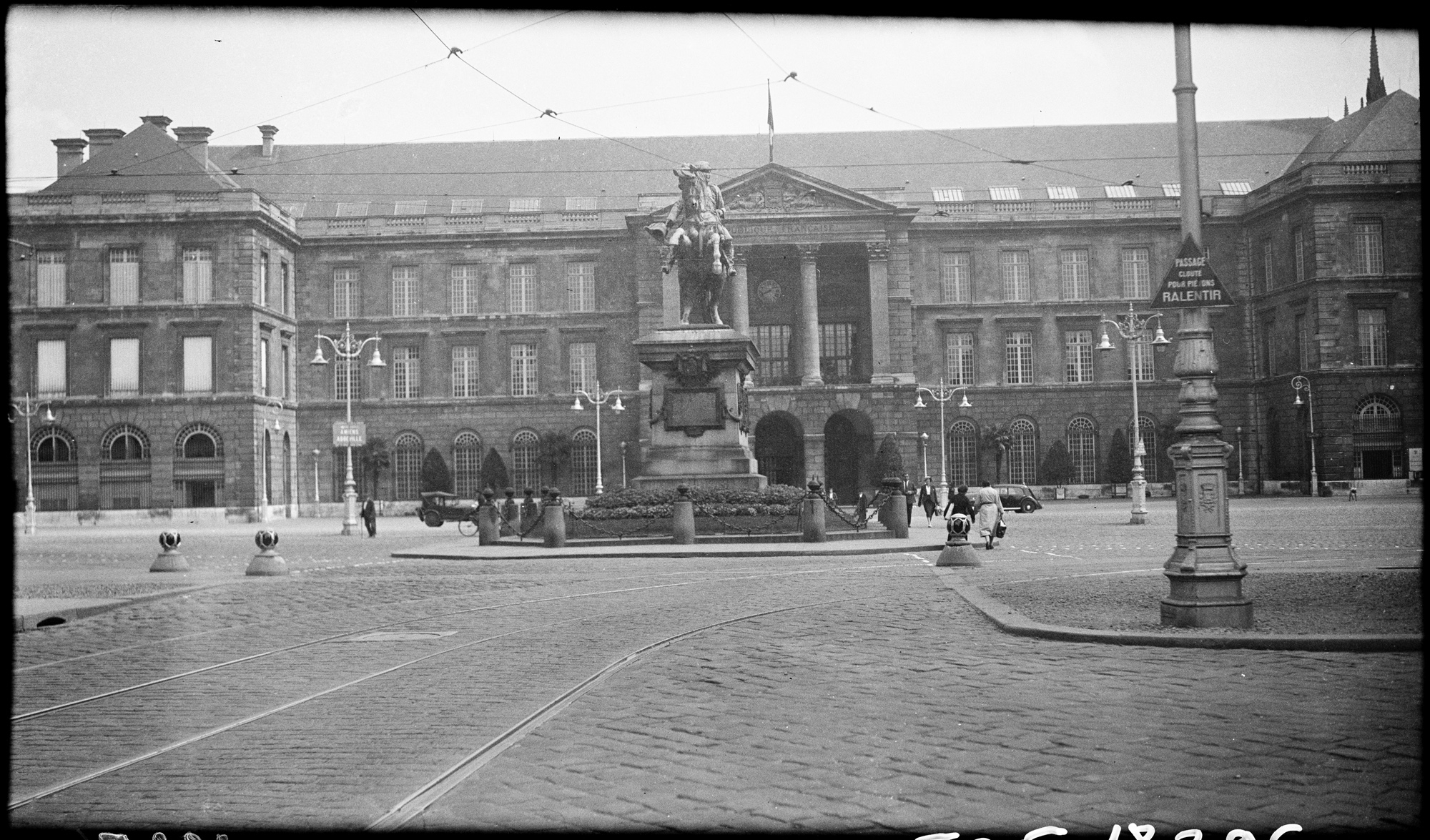 Vue d’ensemble de la façade sur la place, la statue équestre de Napoléon 1er au-devant