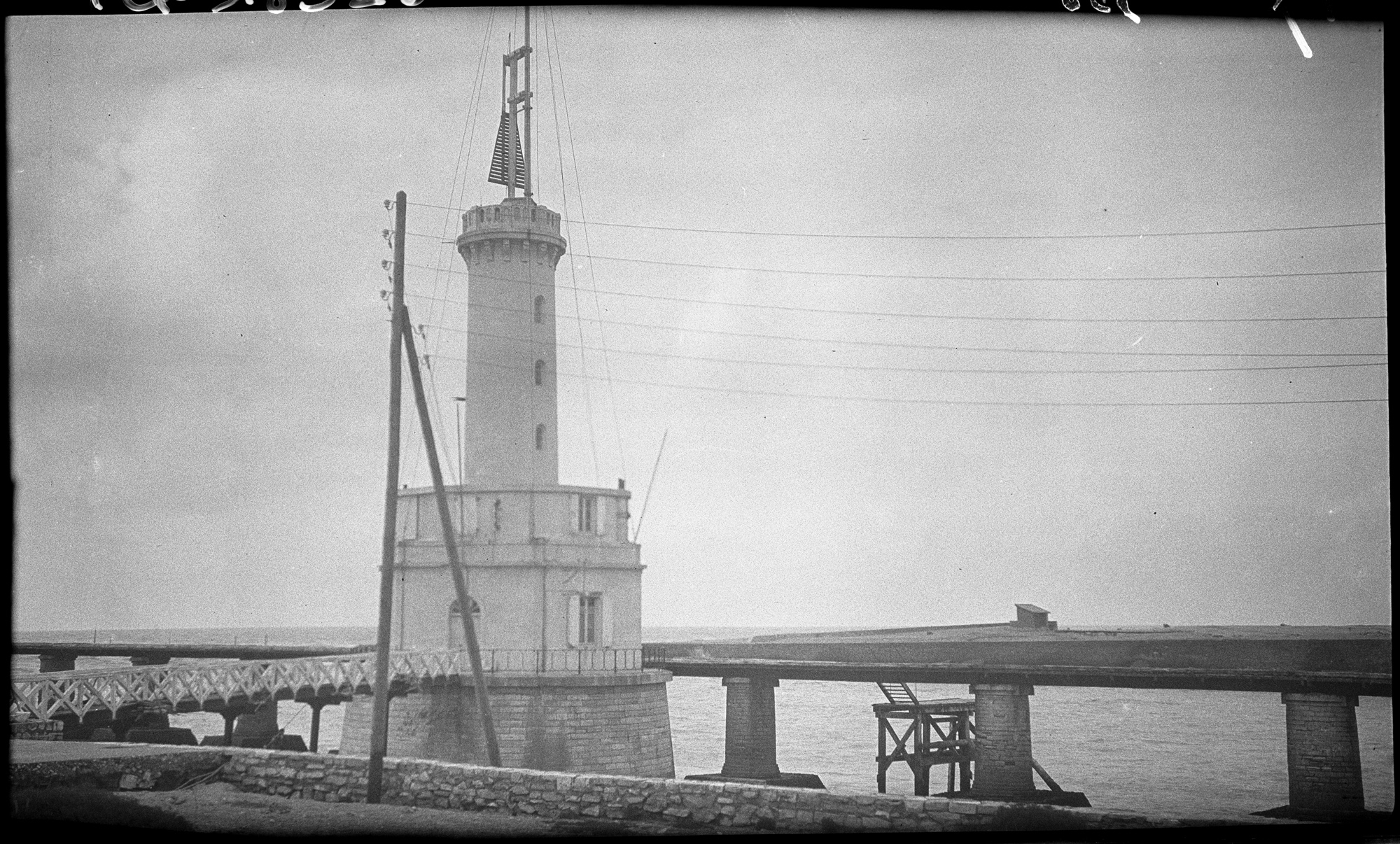 Le phare pris depuis le quai