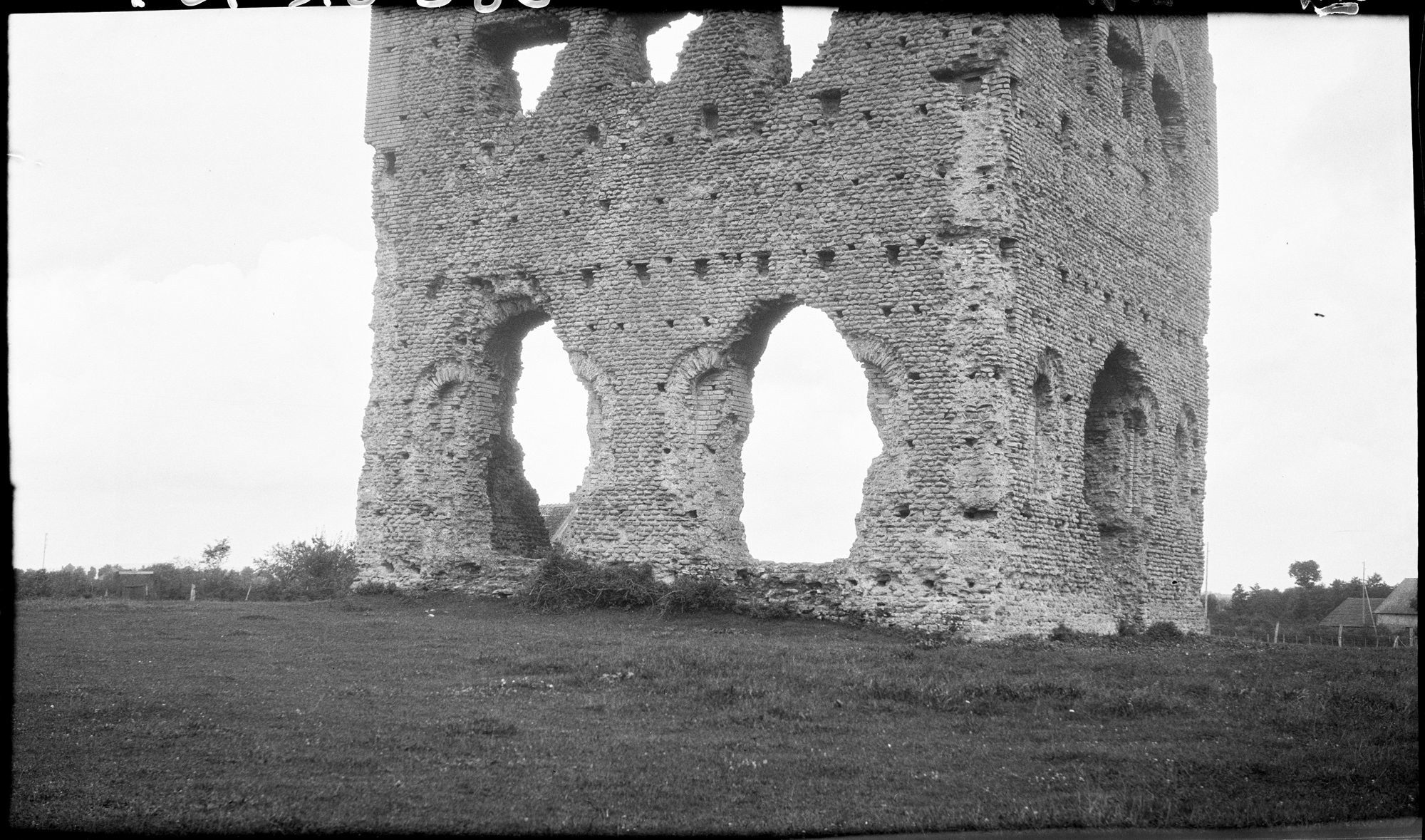 Partie basse des ruines de la cella, vue du sud-ouest