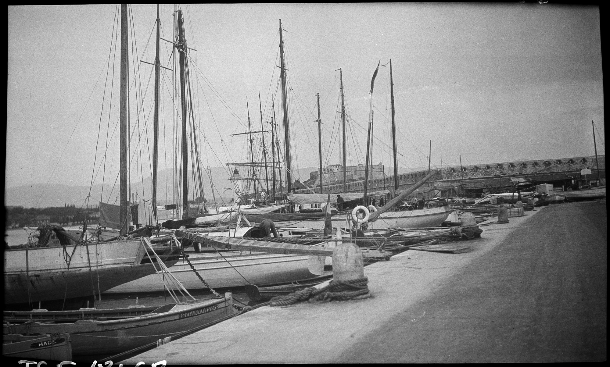 Bateaux amarrés à un quai, le fort en arrière-plan