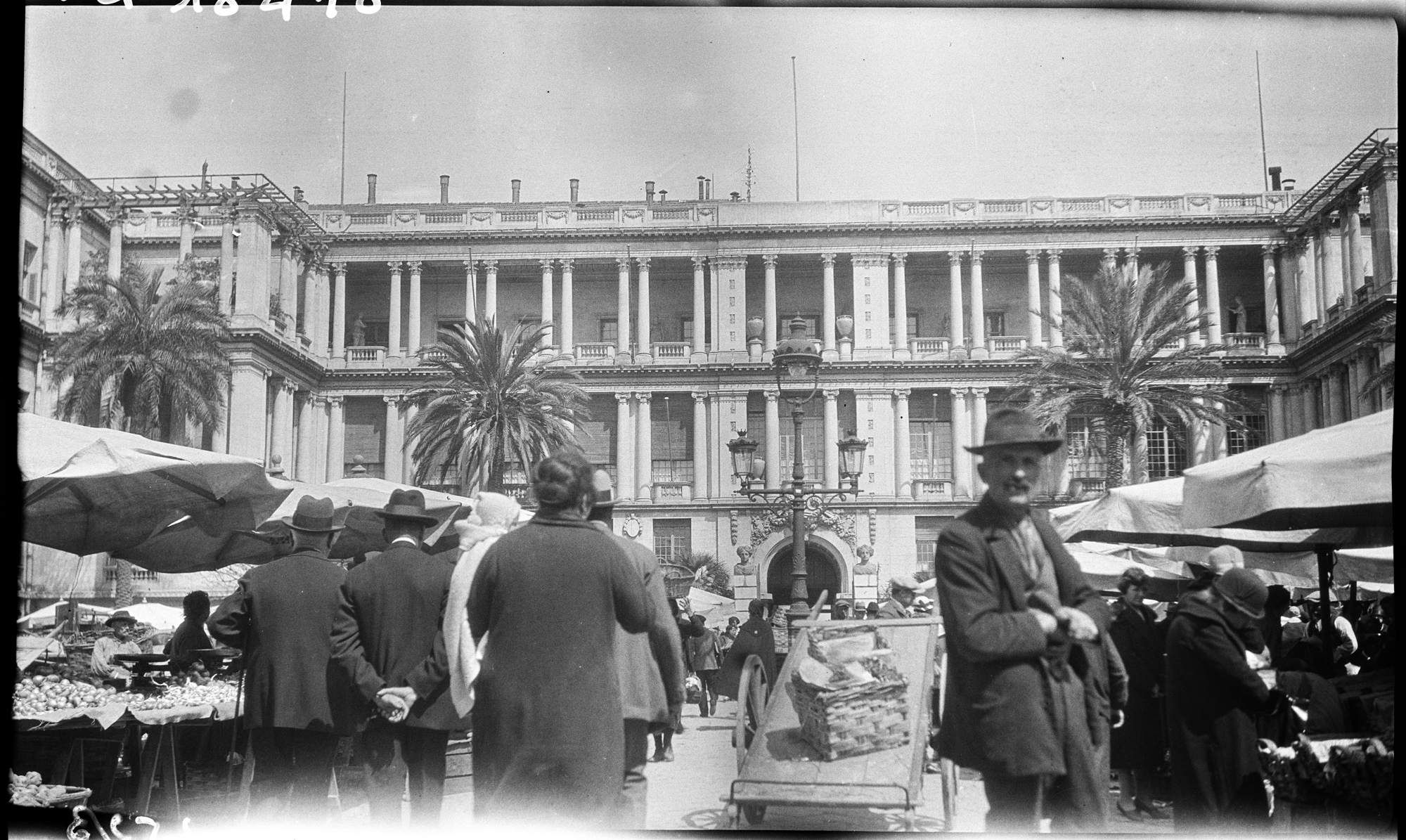 Jour de marché devant la préfecture