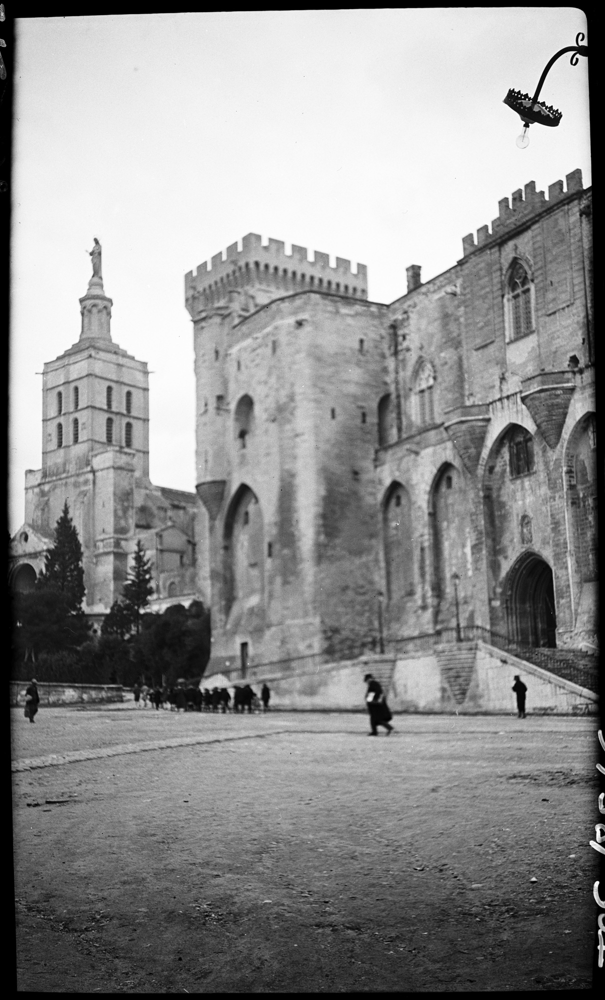 Vue partielle latérale du palais et de sa tour crénelée, et du clocher de la cathédrale