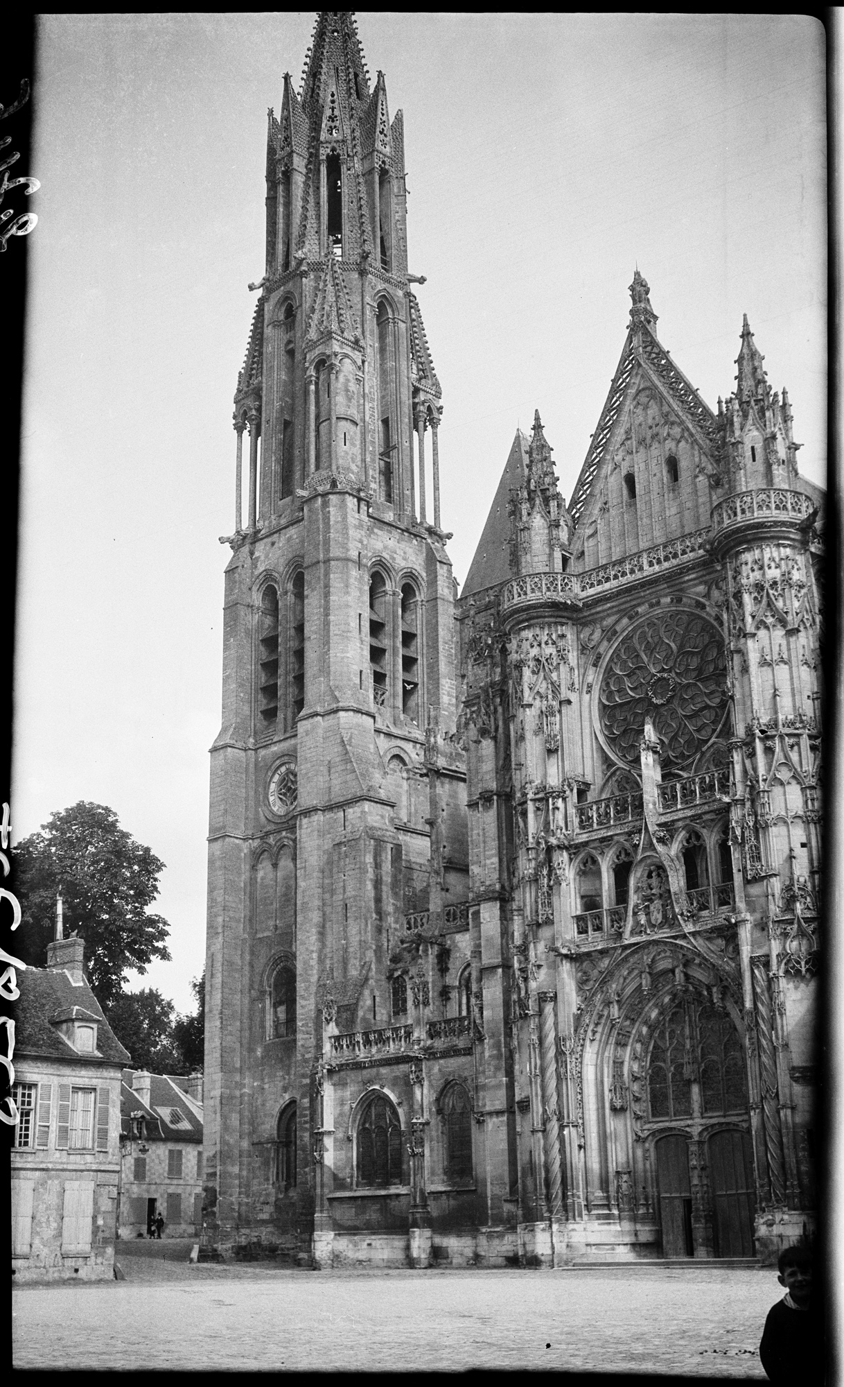 Façade sud avec son portail