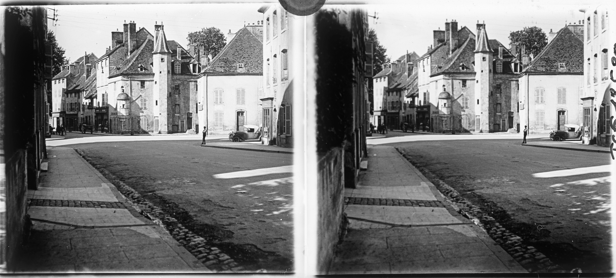 Façade sur la place du Général-Leclerc