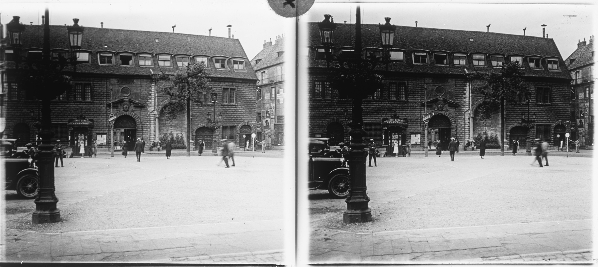 Façade sur la place avec passants