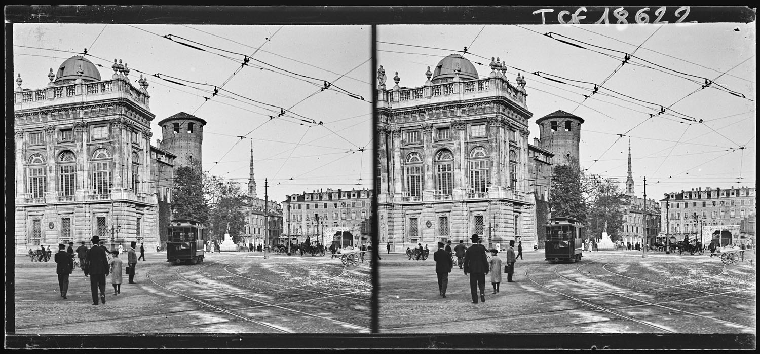 Promeneurs et tramway passant devant la façade baroque, tour médiévale à l'arrière