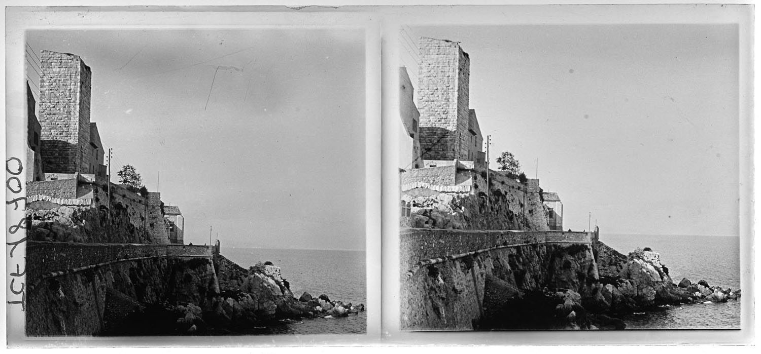 La tour carrée du musée et un coin des remparts