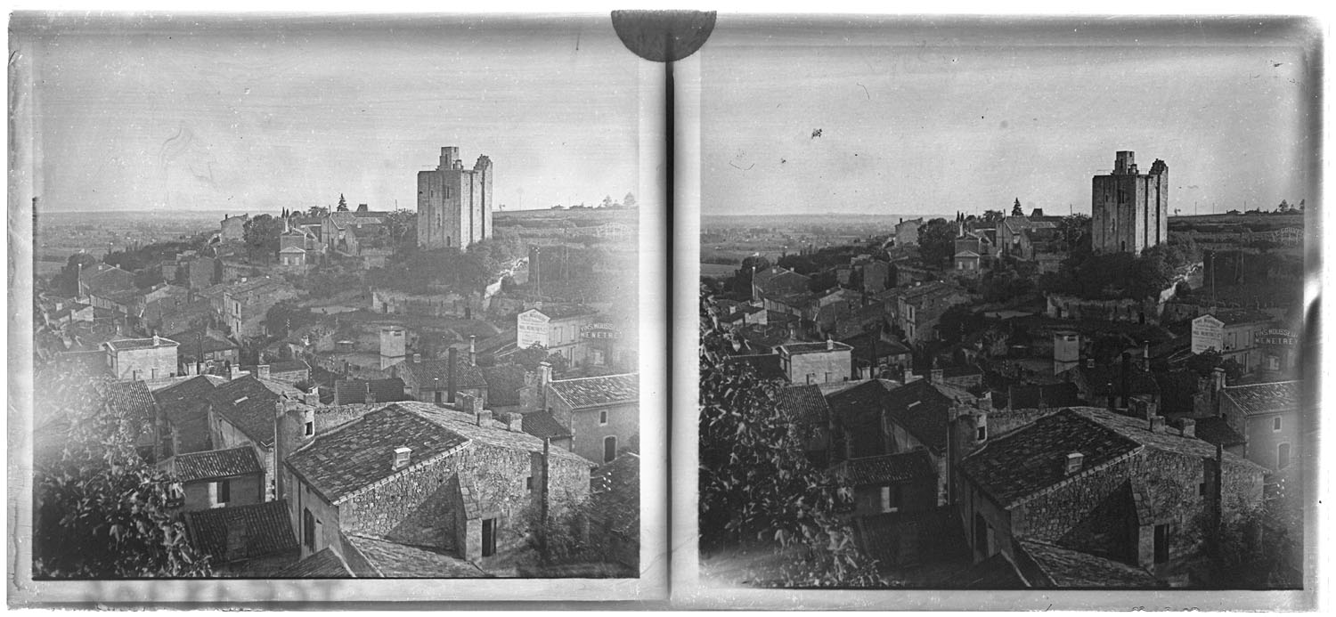 Vue sur la ville dominée par le donjon roman