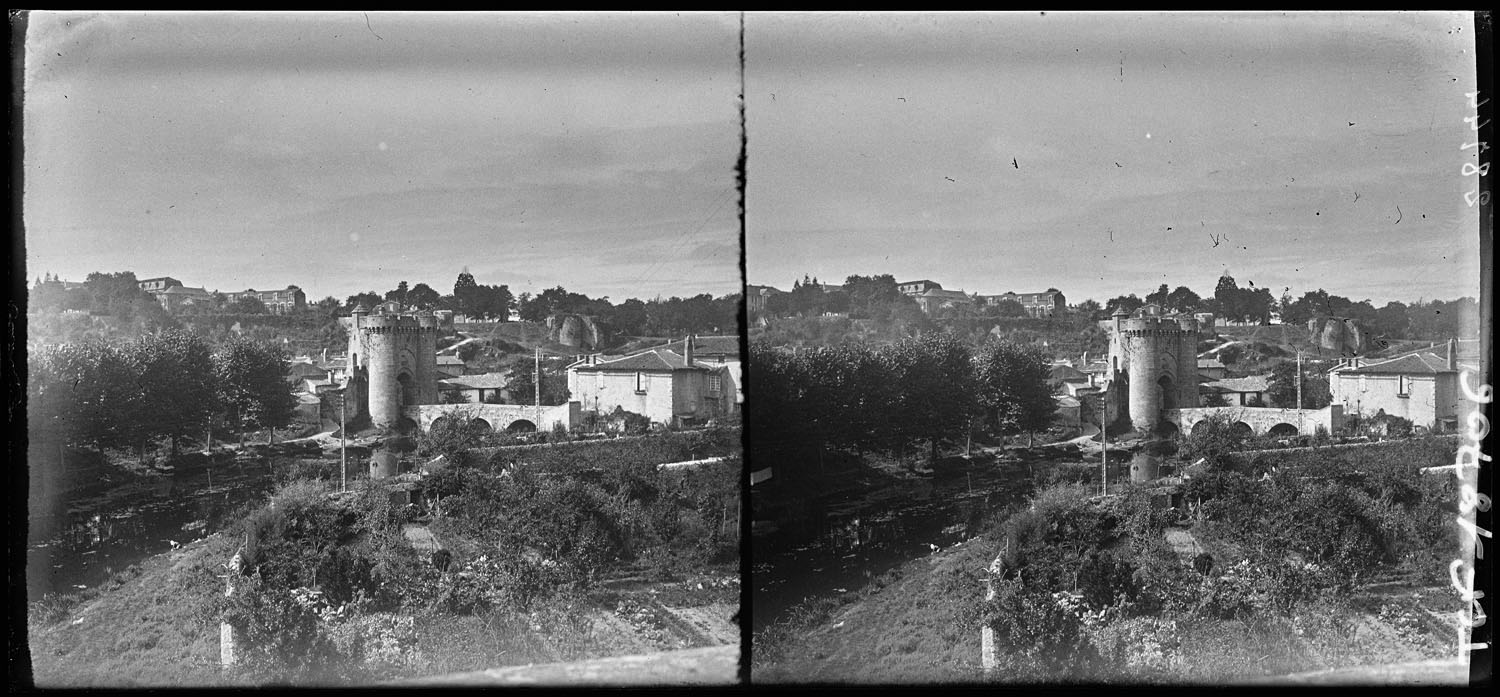 Vue sur la ville avec la poterne d'entrée du château