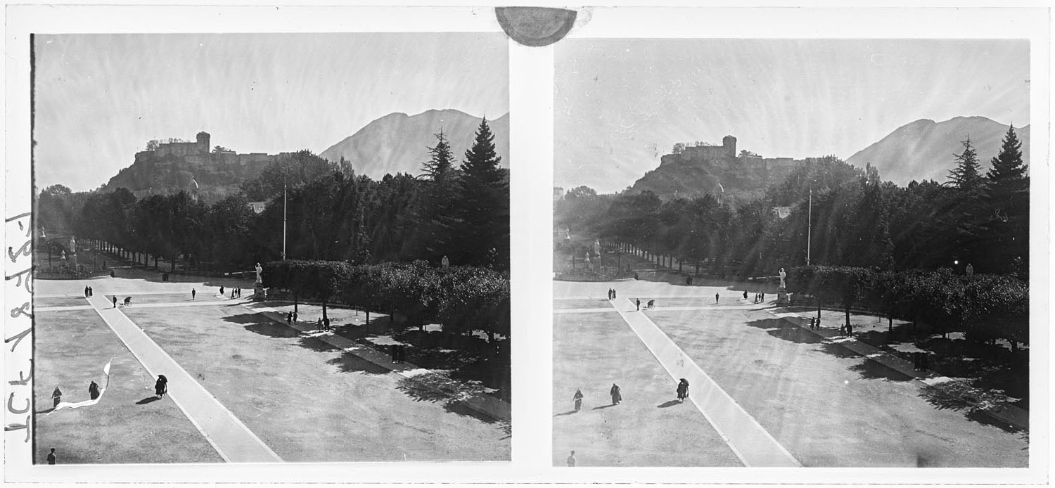 Vue sur le château-fort depuis le sanctuaire de Lourdes