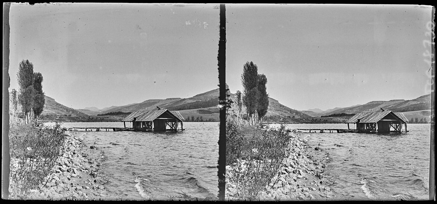 Cabane au bord du lac volcanique