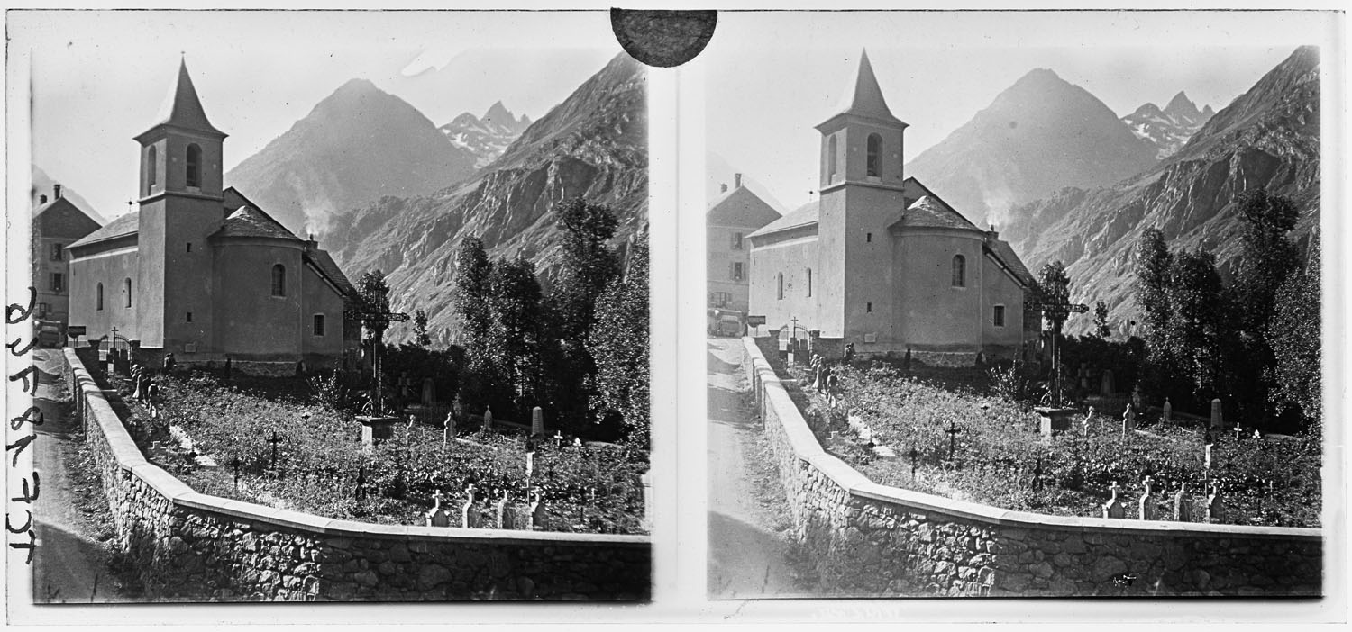 L'église et son cimetière, le massif du Pelvoux en arrière-plan