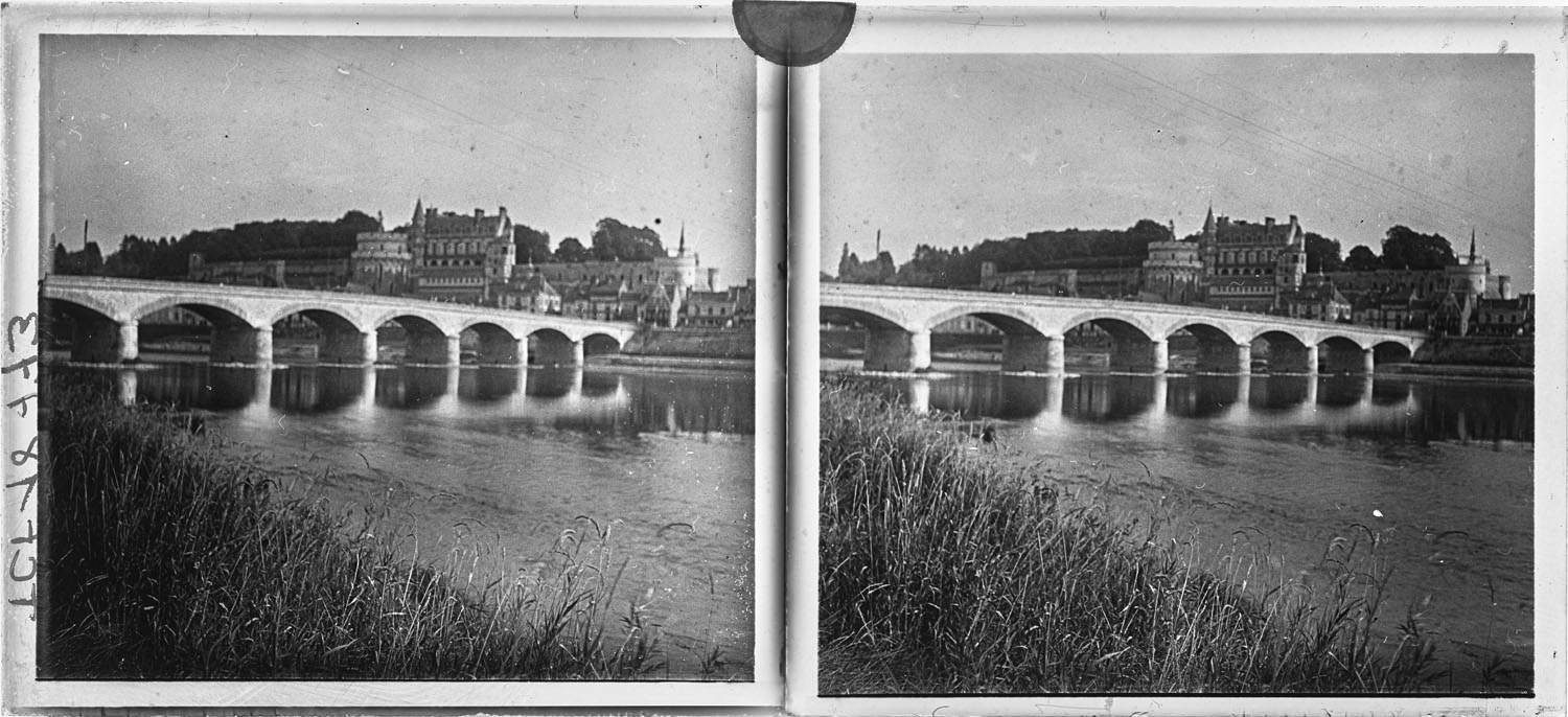 Vue sur le château depuis l'Île d'Or, le pont du Maréchal-Leclerc au premier plan