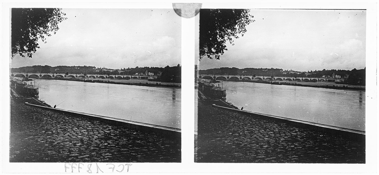 Vue éloignée du pont depuis un quai sur la Loire