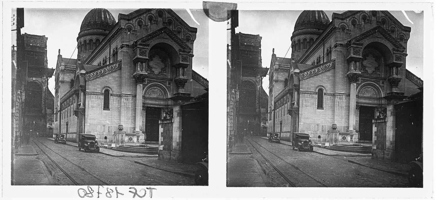 Façade ouest de l'église, la tour Charlemagne en arrière-plan