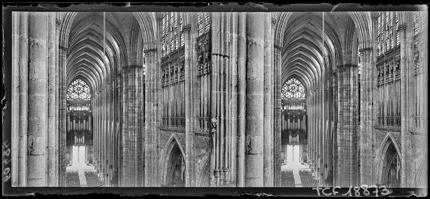 Vue plongeante sur la nef en direction de l'orgue