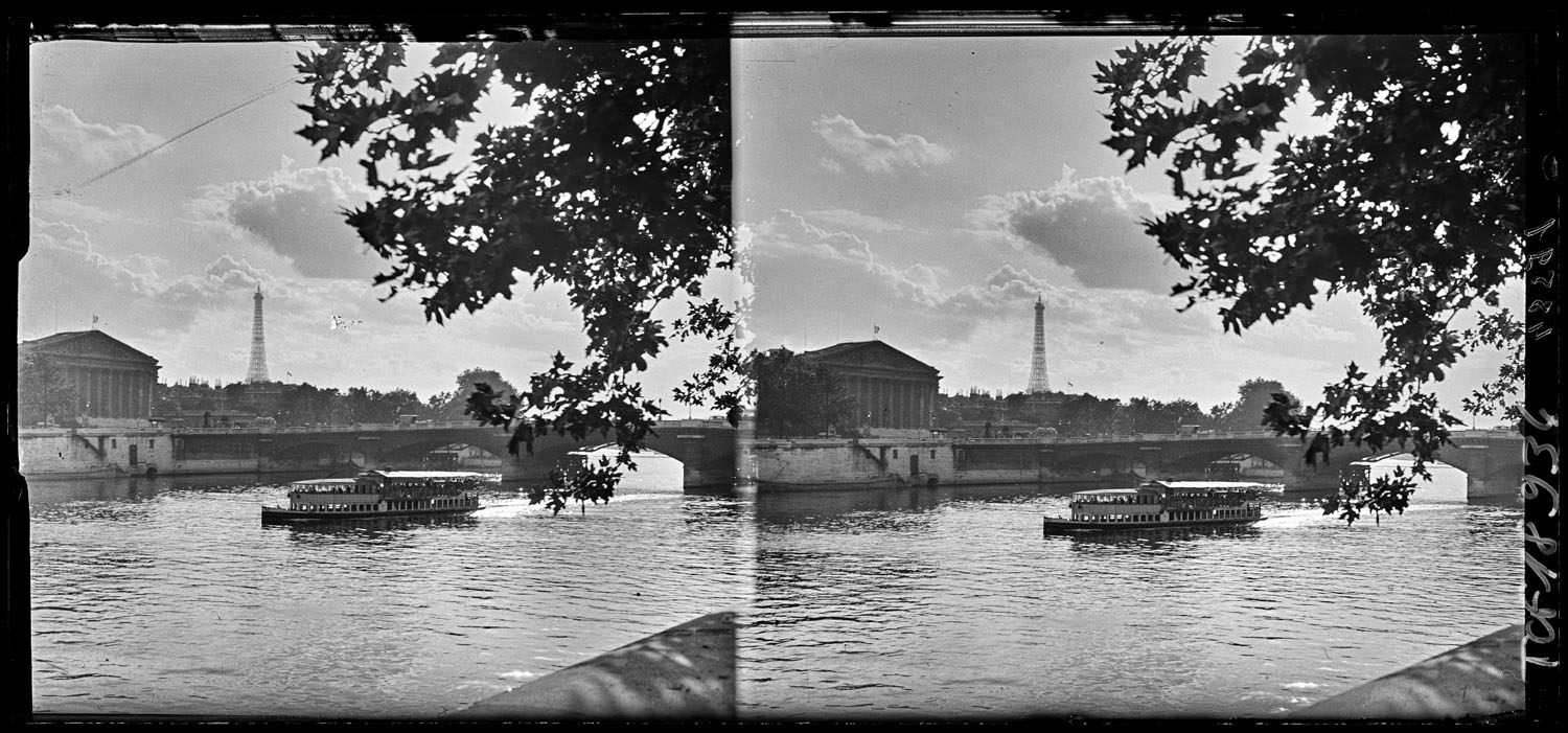 Bateau-mouche passant devant l'Assemblée Nationale, la Tour Eiffel en arrière-plan