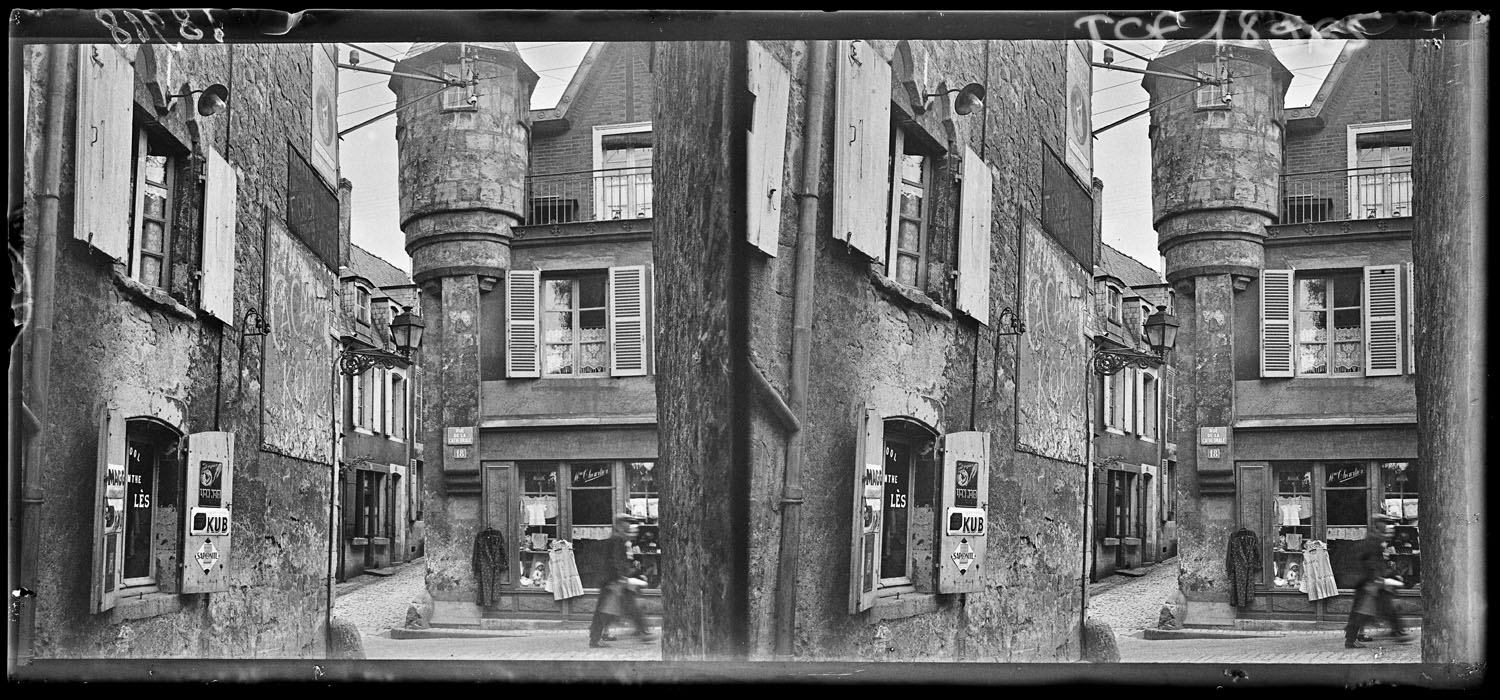 Perspective sur la façade à échauguette depuis la rue de la Parcheminerie