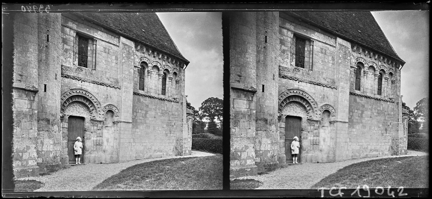 Enfant posant devant le portail sud