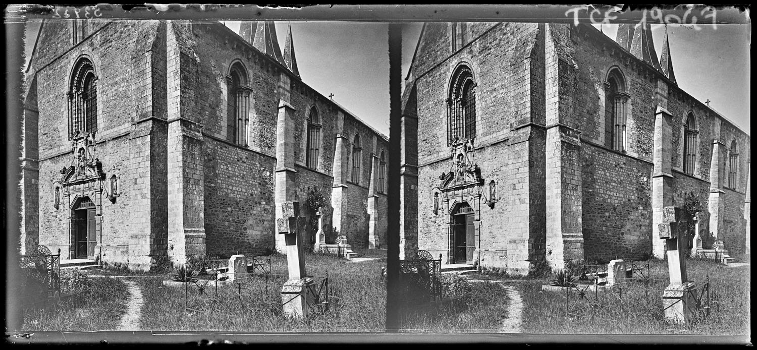 Façade sud-ouest, le cimetière au premier plan