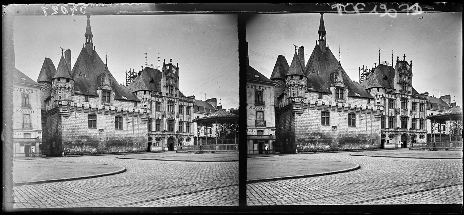 Façade sur la place