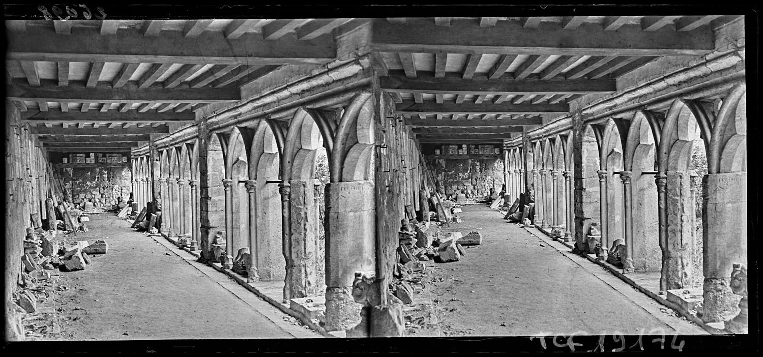 Galerie du cloître de la cathédrale en travaux