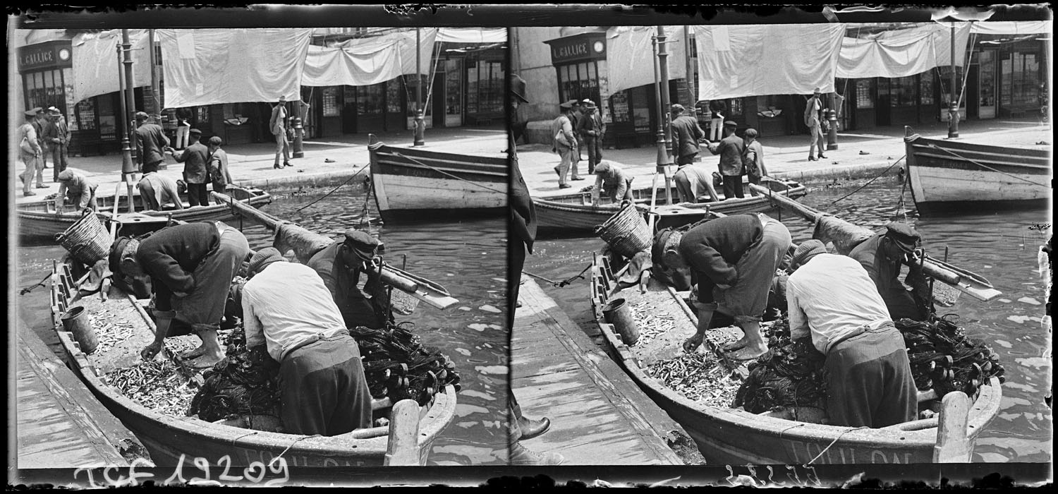 Pêcheurs déchargeant leur cargaison