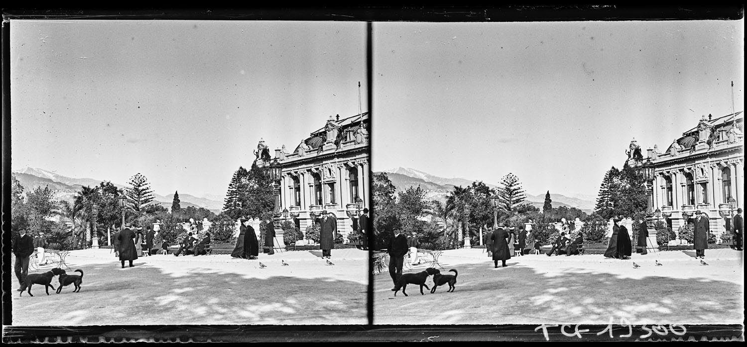 Promeneurs sur la terrasse du casino
