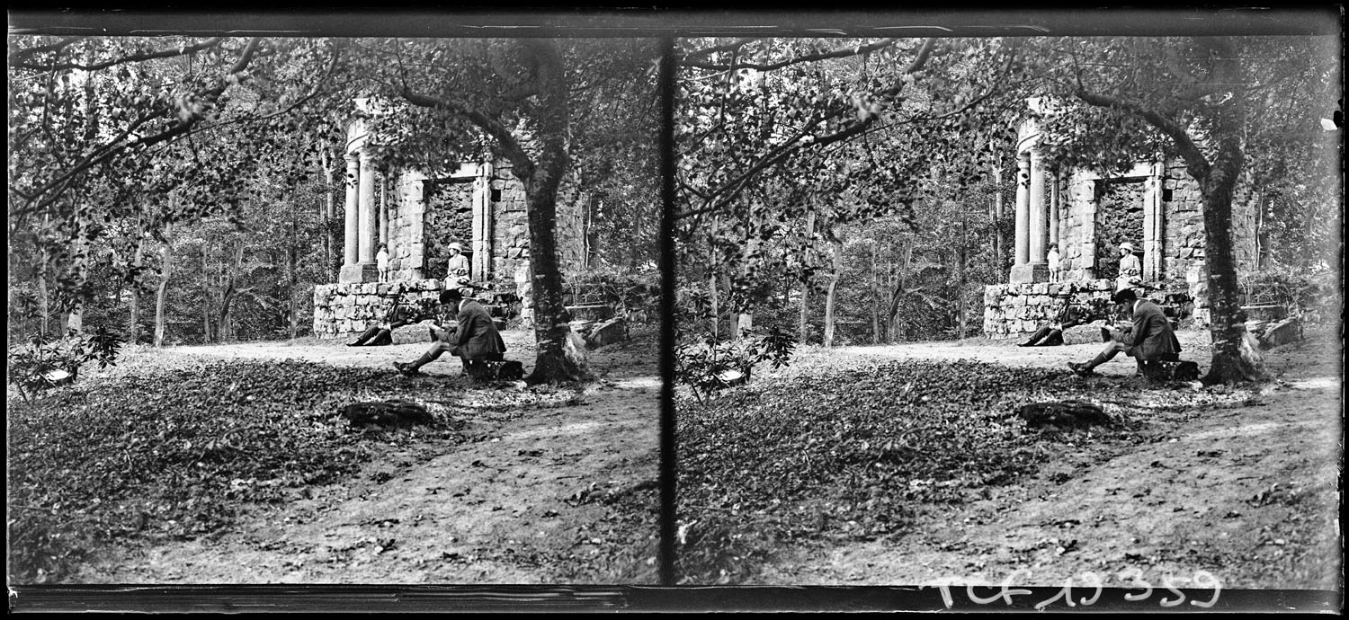 Parc : promeneurs au Temple de l’Amour