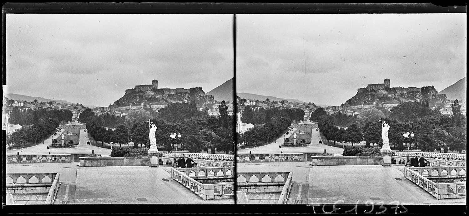 Esplanade vue de la basilique